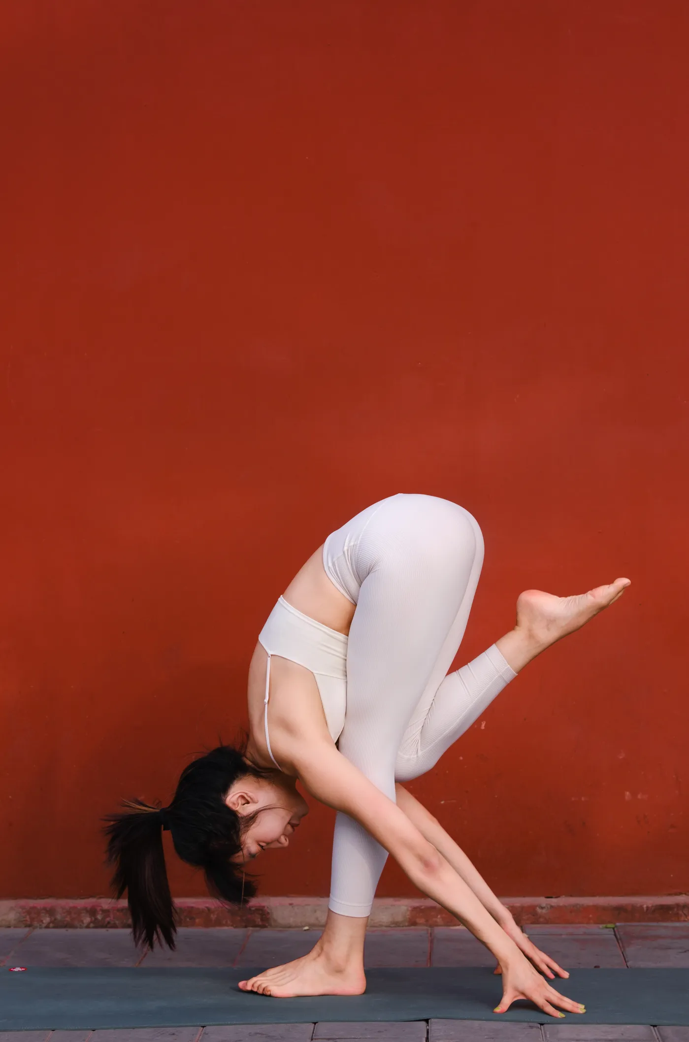 [YITUYU] 2022.12.01 Vol.2575 – Yoga and Red Wall Mengmeng#[23P]-22